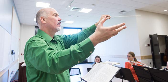 唐纳德教授在教室里指挥长笛演奏者